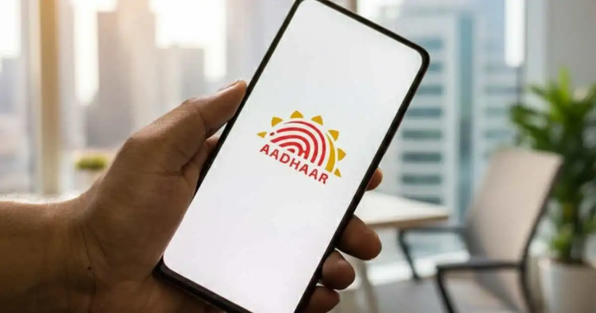 आधार कार्ड को e-Aadhaar के रूप में ऑनलाइन डाउनलोड किया जा सकता है। इसके लिए आधार नंबर या नामांकन आईडी और मोबाइल पर आने वाला OTP जरूरी होता है। डाउनलोड की गई PDF पासवर्ड से सुरक्षित होती है और पहचान के रूप में पूरी तरह वैध है।